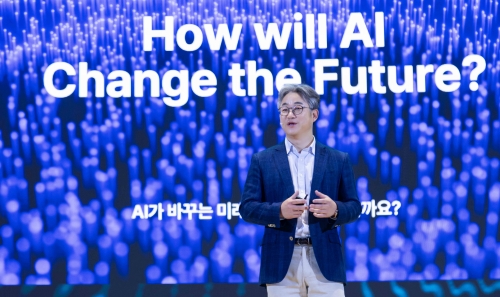 정석근 SK텔레콤 글로벌/AI테크사업부장(부사장)이 'SK AI 서밋 2024'에서 주제 발표를 진행하고 있다.[사진=SK텔레콤]