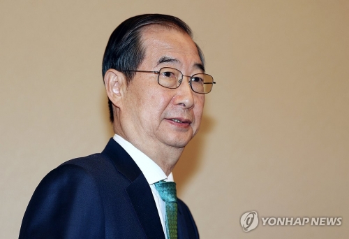 한덕수 국무총리가 5일 오전 정부서울청사에서 열린 국무회의 참석을 위해 회의실로 향하고 있다.