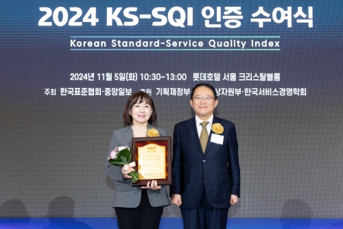 ▲ 길연주 대한항공 고객서비스실장(왼쪽)이 강명수 한국표준협회 회장과 기념 촬영을 하고 있는 모습 [사진= 대한항공 제공]