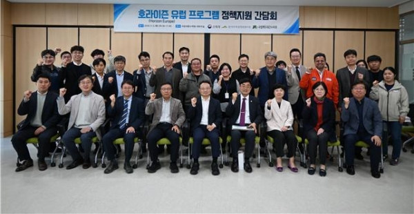 11월 5일 국립세종수목원에서 산림청, 농업유전자원센터, 한국임업진흥원 등이 참석한 가운데 한국수목원정원관리원 심상택 이사장(오른쪽에서 네 번째)이 호라이즌 유럽(Horizon Europe) 프로그램 정책지원 간담회 후 기념사진을 촬영하고 있다.