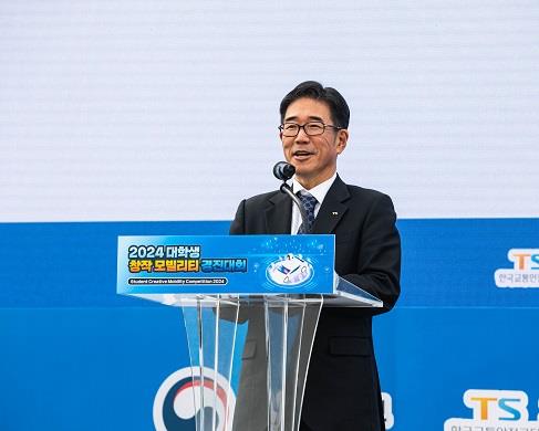 11월 1일 경기도 화성시에 위치한 자동차안전연구원에서 한국교통안전공단 정용식 이사장이 '2024 대학생 창작모빌리티 경진대회' 개회사를 하고 있다.