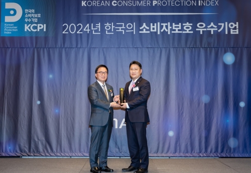 지난 5일 서울시 중구 더 플라자호텔에서 진행된 '2024년 한국의 소비자보호 우수기업' 시상식에서 신한은행 소비자보호부 최승훈 부장(오른쪽), 한국능률협회컨설팅 한수희 대표이사가 기념촬영을 하고 있다. [사진=신한은행]