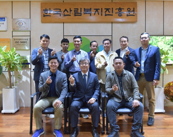캄보디아 산림공무원이 산림복지 실무 연수 기간 한국산림복지진흥원 본원을 방문하여 남태헌(1열 가운데) 한국산림복지진흥원장과 기념촬영을 하고 있다. (사진제공=한국산림복지진흥원)