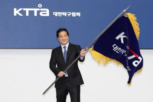 6일 열린 대한탁구협회장 보궐선거에서 새 회장에 선출된 이태성 세아홀딩스 대표가 협회기를 흔들고 있다.[사진=대한탁구협회]