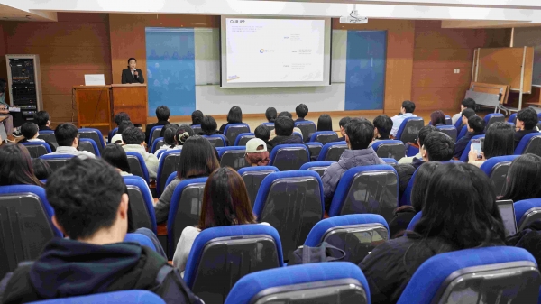 IPP형 일학습병행 기업 초청 설명회에서 학생들이 기업 담당자의 설명을 듣고 있다.(사진제공=인하대학교)