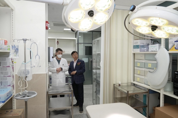 성남시립동물병원(수정구 수진동)서 수의사와 함께 시설 둘러보고 있는 신상진 성남시장(오른쪽).