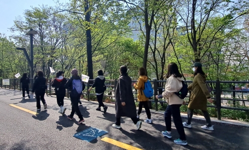 ▲ 성동구 건강 걷기 프로그램에 참여한 주민들이 걷기 운동을 하는 모습 [사진= 성동구 제공]