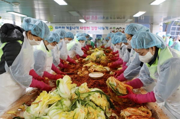 한림대학교성심병원(병원장 김형수)은 11월 8일 안양시새마을회가 주최하는 '2024 사랑의 김장 나누기' 행사에 참여해 이웃들에게 온정을 전했다.