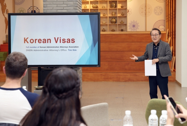 김종환 인천경제청 투자유치사업본부장의 인사말 모습.