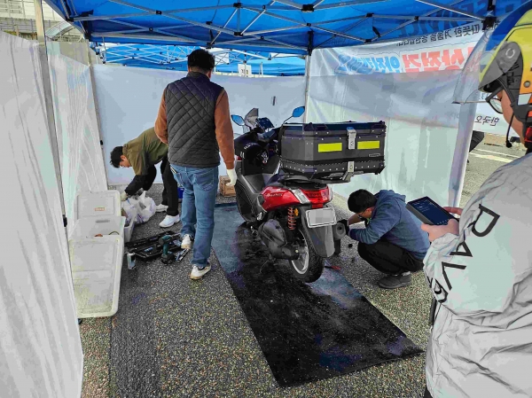 성남지역 배달라이더가 지난해 11월 중원구 성남동 대원천 공영주차장에서 이륜차 무상 점검을 받고 있다.(사진제공=성남시)