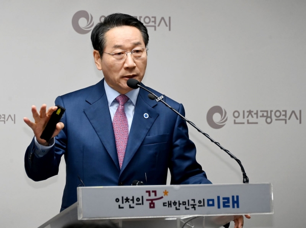 유정복 인천광역시장이 2024년 10월24일 시청 브리핑룸에서 시민행복 체감 i정책 시리즈에 대해 설명하고 있다.
