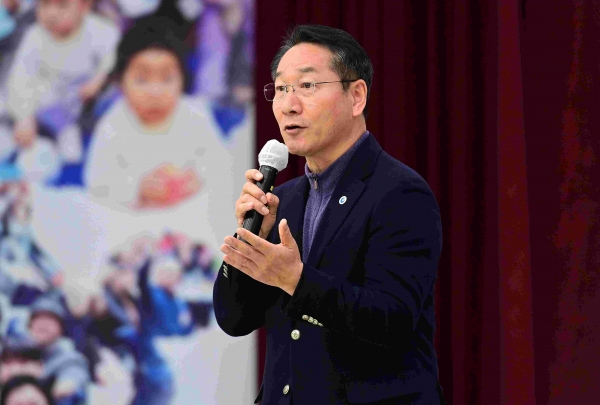 유정복 인천광역시장이 8일 시청 대회의실에서 열린 '2024 인천광역시 기초의회의원 시정토론회'에서 기초의회의원들과 토론을 하고 있다.