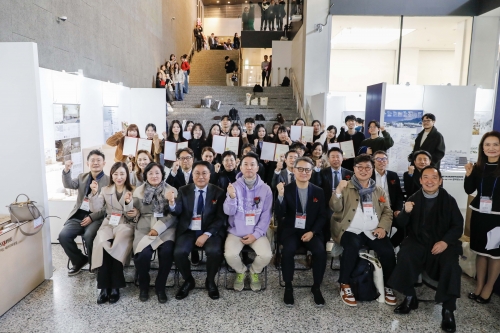 ▲ '2024 대한민국 실내건축대전' 수상자들과 관계자들이 시상식을 마치고 기념사진을 찍고 있다. [사진= KCC글라스 제공]