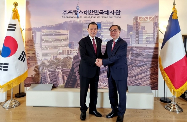 주프랑스대한민국 대사관 간담회-aT 홍문표 사장(왼쪽), 문승현 대사(오른쪽)