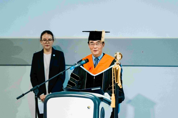 조명우 인하대학교 총장이 타슈켄트 인하대학교(Inha University in Tashkent·IUT) 학위수여식에서 축사를 하고 있다.