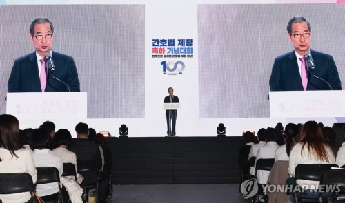 한덕수 국무총리가 12일 서울 중구 장충체육관에서 열린 대한간호협회 기념식에서 축사하고 있다.