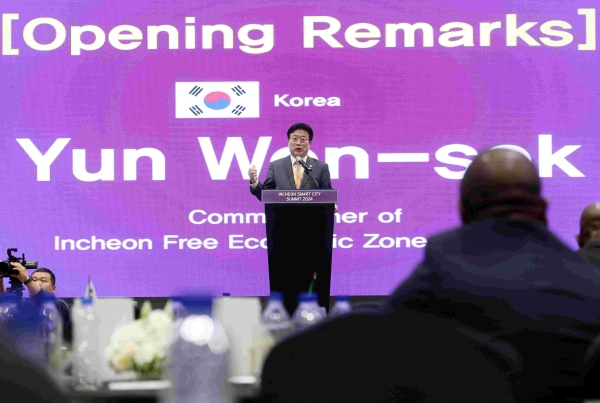 윤원석 인천경제청장의 인사말 모습.
