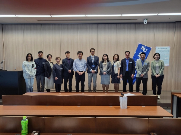 제2회 동아시아 4개대학 연합 국제학술회의 발표자 단체촬영 모습(사진제공=인천대학교)