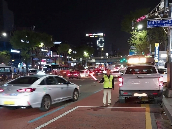 성남시 모란역 인근에서 관외택시 불법 영업 단속 모습.(사진제공=성남시)