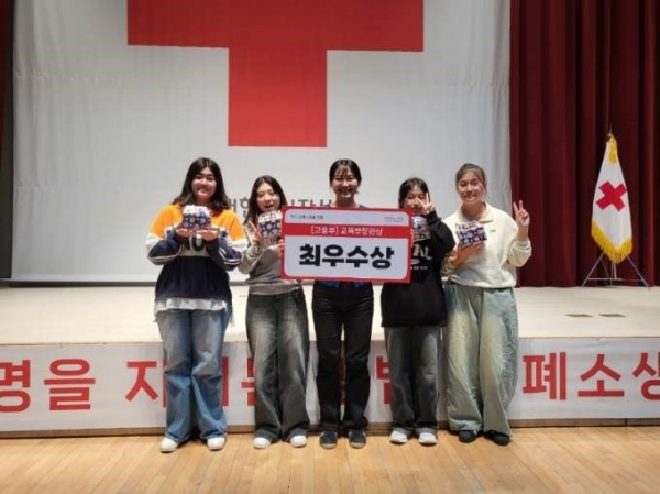 인천시교육청(교육감 도성훈)은 9일 대구에서 열린 '2024년 전국 심폐소생술 경연대회'에 관내 초·중·고 학생들이 참가해 최우수상을 수상했다.