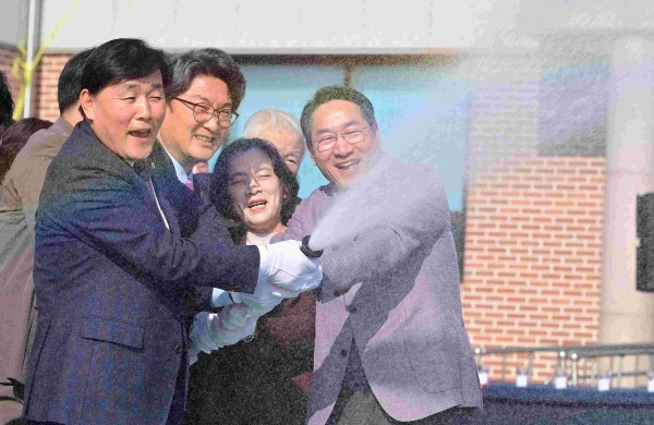 유정복 인천광역시장이 13일 옹진군 북도면 장봉출장소에서 열린 '인천하늘수 장봉도 첫 통수 기념식'에서 참석 내빈들과 통수퍼포먼스를 하고 있다.
