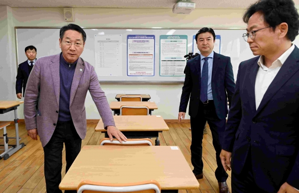 유정복 인천광역시장이 13일 중구 인천영종고등학교에서 2025학년도 대학수학능력시험 시험장을 점검하고 있다.