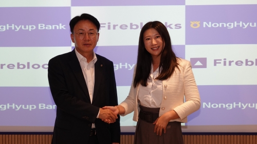 이석용 NH농협은행장(사진 왼쪽)과 에이미 장(Amy Zhang) 파이어블록스 아태지역 총괄. [사진=NH농협은행]