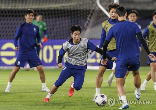 11회 연속 월드컵 본선 진출에 도전하는 한국 축구대표팀의 이강인이 13일 오후(현지시간) 쿠웨이트 자베르 알 아흐메드 국제 경기장에서 열린 2026 북중미 월드컵 아시아지역 3차 예선 B조 5차전 공식 훈련에서 동료 선수들과 실전같은 드리블을 하고 있다. 태극전사들은 14일 오후 쿠웨이트를 제물로 승점 3점 확보를 위한 경기를 치른다.