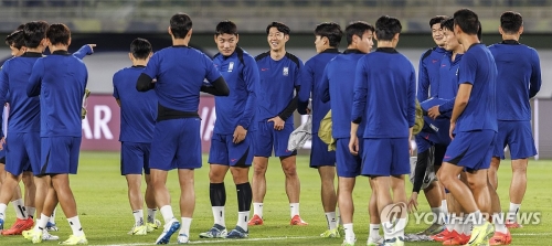 11회 연속 월드컵 본선 진출에 도전하는 한국 축구대표팀의 주장 손흥민이 13일 오후(현지시간) 쿠웨이트 자베르 알 아흐메드 국제 경기장에서 열린 2026 북중미 월드컵 아시아지역 3차 예선 B조 5차전 공식 훈련에서 선수들을 바라보며 활짝웃고 있다. 태극전사들은 14일 오후 쿠웨이트를 제물로 승점 3점 확보를 위한 경기를 치른다.