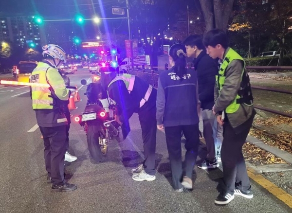 한국교통안전공단 자동차안전단속원이 해운대경찰서, 해운대구청과 이륜자동차를 점검하고 있다.