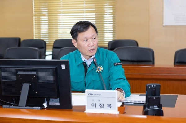 한국서부발전은 13일 이정복 사장 주재로 김포지역 유관기관과 '2024년 재난대응 상시훈련'을 실시했다. 사진은 이정복 서부발전 사장이 훈련 중 지시하는 모습