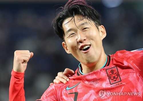 14일 오후(현지시간) 쿠웨이트 자베르 알 아흐메드 국제 경기장에서 열린 2026 북중미 월드컵 아시아지역 3차 예선 B조 5차전 한국과 쿠웨이트의 경기. 한국 손흥민이 페널티킥을 넣고 이재성과 기뻐하고 있다.