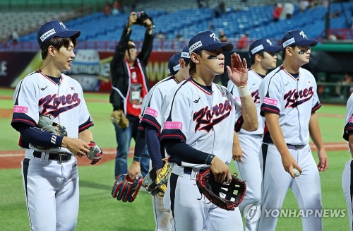 14일 오후 대만 타이베이 톈무야구장에서 열린 세계야구소프트볼연맹(WBSC) 프리미어12 2024 B조 조별리그 대한민국과 쿠바의 경기. 8-4로 승리를 거둔 대한민국 김도영, 송성문, 김서현 등 선수들이 더그아웃으로 향하고 있다.