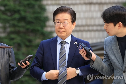 더불어민주당 이재명 대표가 지난 11월 12일 오전 서울 서초구 서울중앙지방법원에서 열린 대장동·백현동·위례신도시 개발비리 및 성남FC 불법 후원금 의혹 사건 1심 속행 공판에 출석하고 있다.