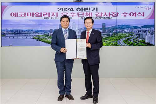 허준 한림대학교한강성심병원 병원장(왼쪽)이 최호권 영등포구청장(오른쪽)으로부터 감사장을 받은 후 기념 촬영을 하고 있다.