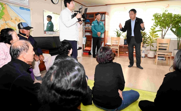 유정복 인천광역시장이 15일 강화군 송해면 당산리 마을회관에서 북한 대남 소음방송 피해 주민들과 간담회를 갖고 있다.