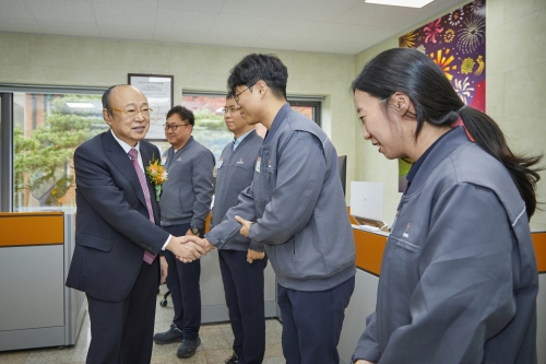 김승연 한화그룹 회장(왼쪽)이 한화 보은사업장 직원들을 격려하고 있다.[사진=한화그룹]