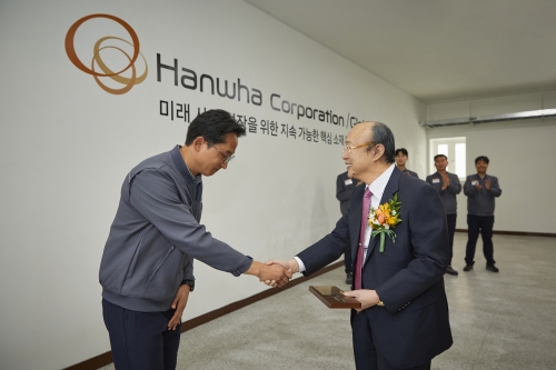 김승연 한화그룹 회장(오른쪽)이 박연욱 (주)한화 글로벌부문 노조위원장에게 설립 후 63년간 노사화합이 지속될 수 있게 기여한 공로로 감사패를 받고 있다.[사진=한화그룹]