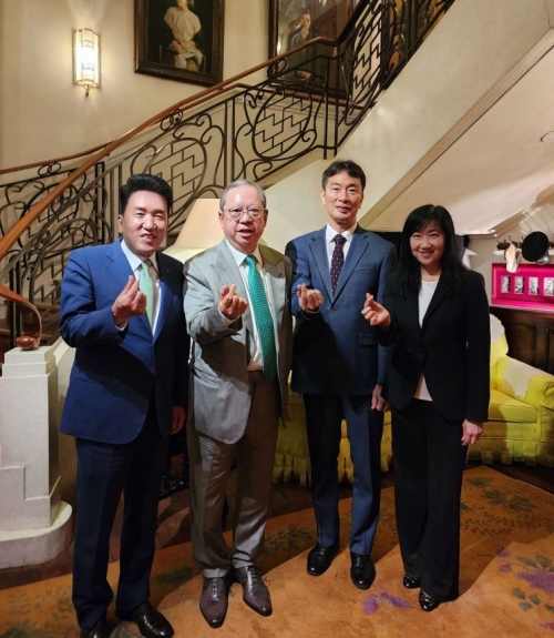 (왼쪽부터)함영주 하나금융그룹 회장, 피터 람(Peter Lam) 홍콩 무역발전국 회장, 이복현 금융감독원장, 마가렛 퐁(Margaret Fong) 상임이사가 조찬을 마친 뒤 기념촬영을 하고 있다. [사진=하나금융지주]