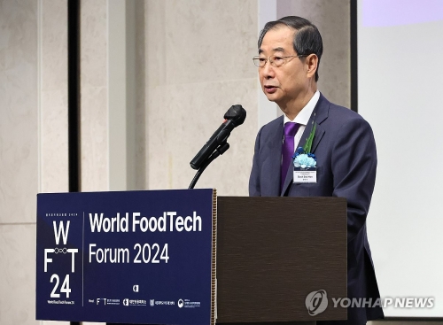 한덕수 국무총리가 18일 서울 관악구 서울대학교에서 열린 월드푸드테크 포럼에서 축사하고 있다.