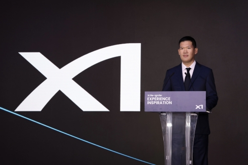 GS건설 허윤홍 대표가 18일 진행된 '자이 리이그나이트(Xi Re-ignite)' 행사에서 새로운 자이(Xi) BI와 로고를 선보였다.[GS건설]