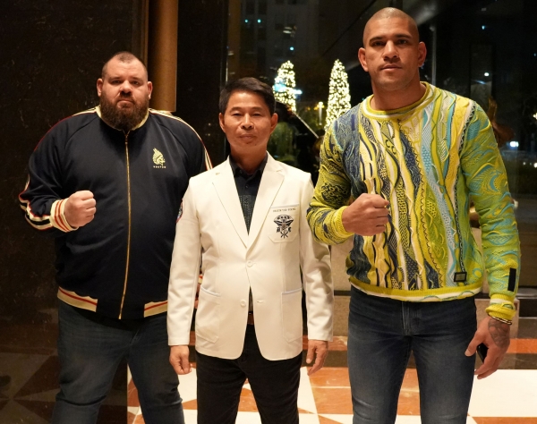 알렉스 페레이라 UFC 라이트 헤비급 더블챔피언(우측)과 김태영 박사(중앙), 플리니오 크루즈 페레이라 챔피언 수석코치(좌측)가 기념촬영하고 있다.