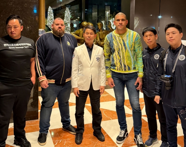 알렉스 페레이라 UFC 더블챔피언(우측 세 번째)과 김태영 박사 챔피언 스포츠닥터(중앙), 플리니오 크루즈 챔피언 수석코치와 함께 한국스포츠마사지자격협회 속속 스포츠마사지팀원 유승하(우측), 정장현(우측 두 번째), 구민철(좌측)이 기념촬영하고 있다.