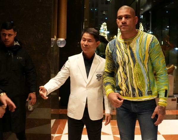 김태영 박사(좌측)와 알렉스 페레이라 UFC 더블챔피언(우측)과 함께 포즈를 취하고 있다.