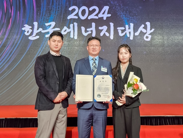 인천교통공사 오재함 전기팀장(중앙)과 담당자들이 표창을 받은 모습