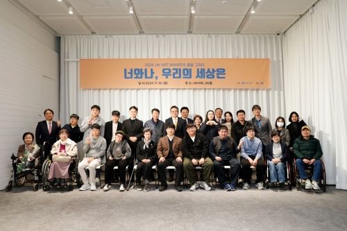 '2024 JW 아트 어워즈' 수상 작가들이 JW 사옥에서 기념촬영을 하고 있다. [사진=JW증외제약]