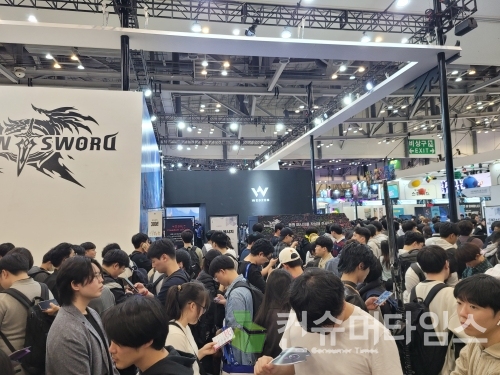 지스타 2024 현장을 찾은 관람객들이 드래곤 소드를 플레이 하기 위해 대기하고 있는 모습. 사진=곽민구 기자