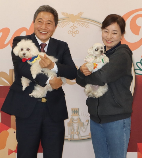 이학재(왼쪽) 인천공항공사 사장이 지난 18일 오후 인천공항 제1교통센터에서 열린 '인천공항 펫라운지 오픈식'에 참석해 참석자와 기념촬영을 하고 있다. [사진=인천공항공사]