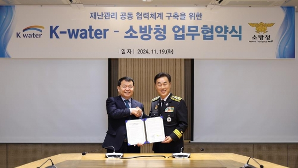 윤석대 한국수자원공사 사장(사진 왼쪽)과 허석곤 소방청장(사진 오른쪽)이 11월 19일 대전시 대덕구 한국수자원공사 본사에서 '재난관리 공동 협력체계 구축을 위한 상호협력 업무협약'을 체결하고 있다. 이번 협약은 소방청의 재난 대응 총력 기조에 부응하여, 재난관리책임기관으로서 댐, 정수장 등 55개 소의 국가 핵심 기반 시설을 다수 관리하는 한국수자원공사가 위기 발생 시 화재 초기 진화, 긴급구조 지원 등의 신속한 협조와 함께, 안정적 시설 운영 등 사전 대응 역량을 향상하고자 마련됐다.