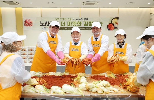 한국수자원공사 윤석대 사장(가운데)과 박기찬 노동조합위원장(가운데 왼쪽) 등 봉사활동 참여자들이 11월 19일 대전 한국수자원공사 본사에서 본격적인 김장철을 맞아 주변의 어려운 이웃과 온기를 나누는 '더 따뜻한 김장김치 나눔' 봉사활동을 진행하고 있다.